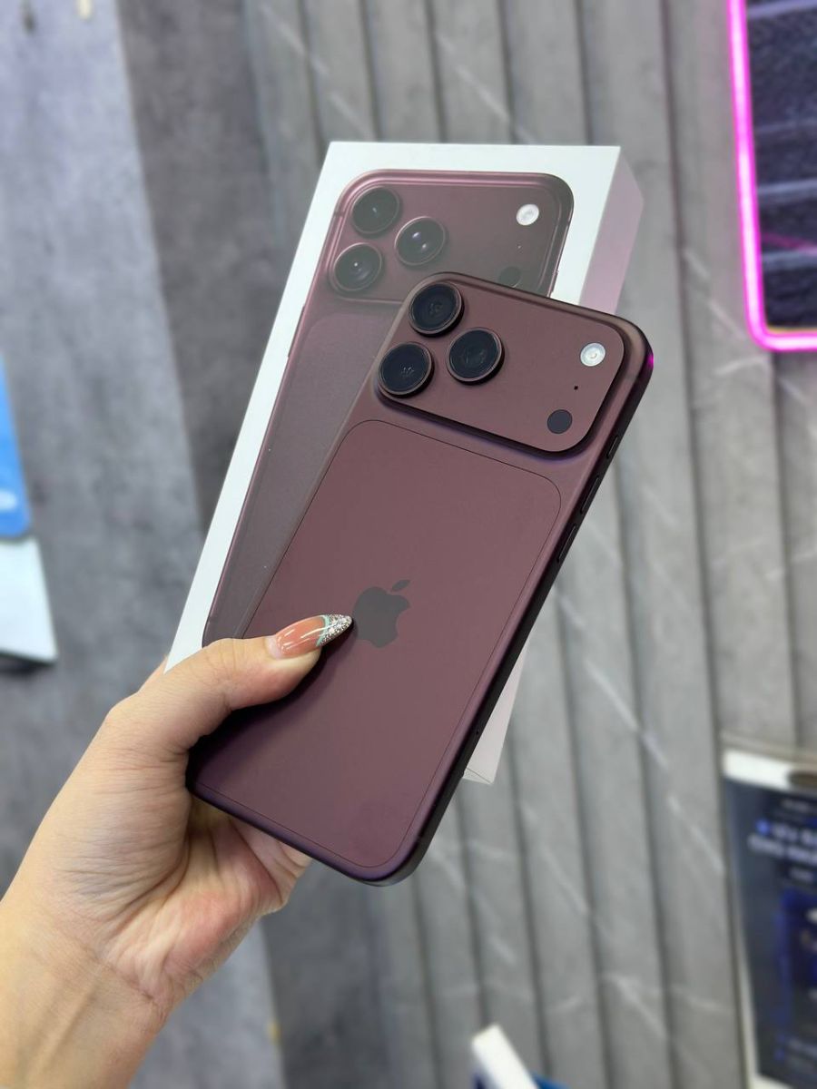 Cầm iPhone 18 Pro Max màu đỏ rượu tại Táo US tại cửa hàng