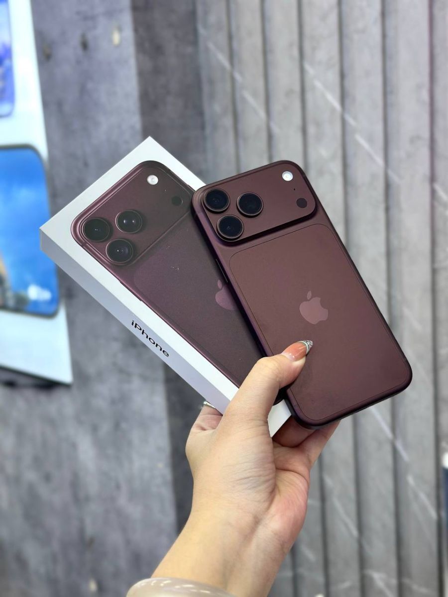 Cầm iPhone 18 Pro Max đỏ rượu sau khi đập hộp tại Táo US