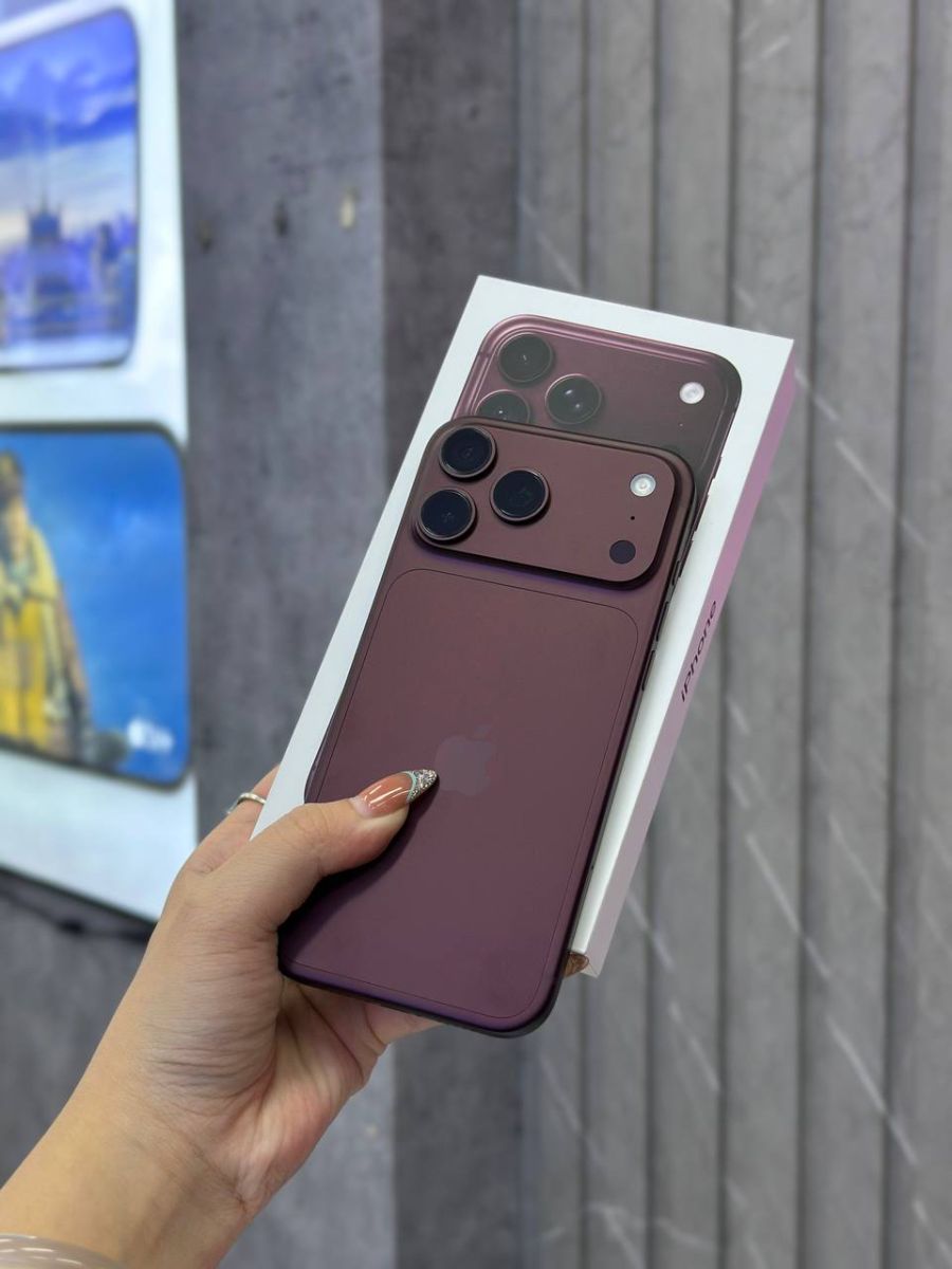 Khách xem đập hộp iPhone 18 Pro Max tại Táo US bản đỏ rượu