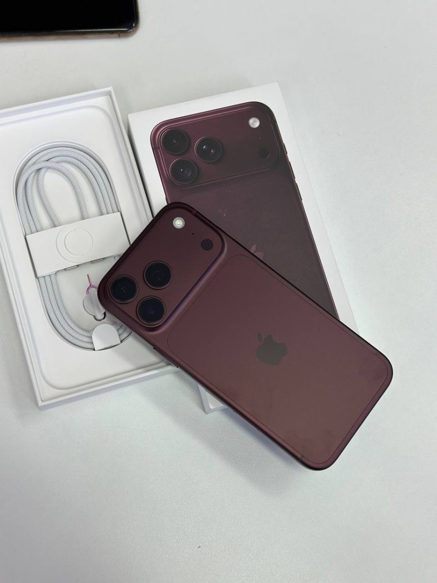 Hai chiếc máy đỏ rượu cạnh khay cáp trắng, iPhone 18 Pro Max màu đỏ rượu tại Táo US