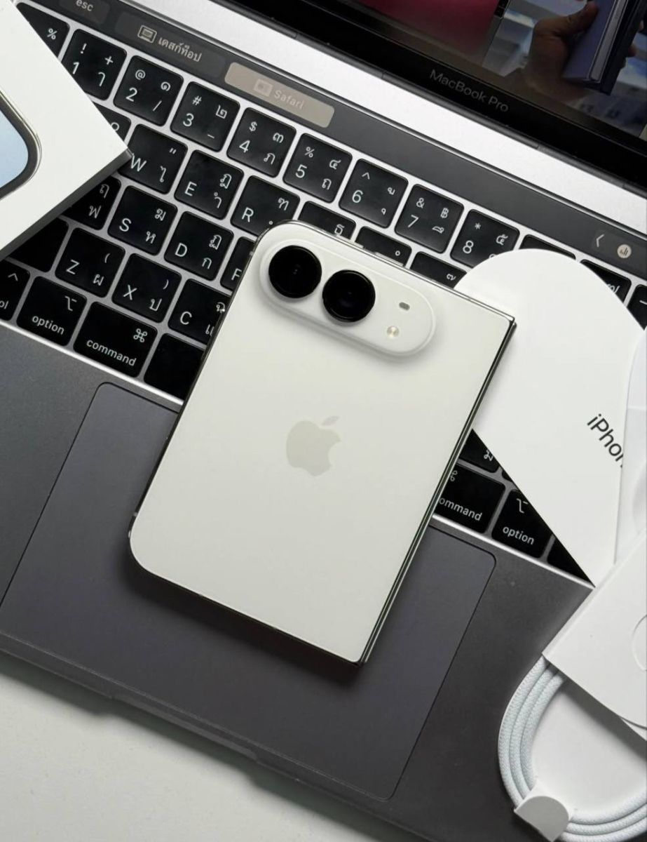 Cận cảnh iPhone Duo tại Táo US đặt trên MacBook