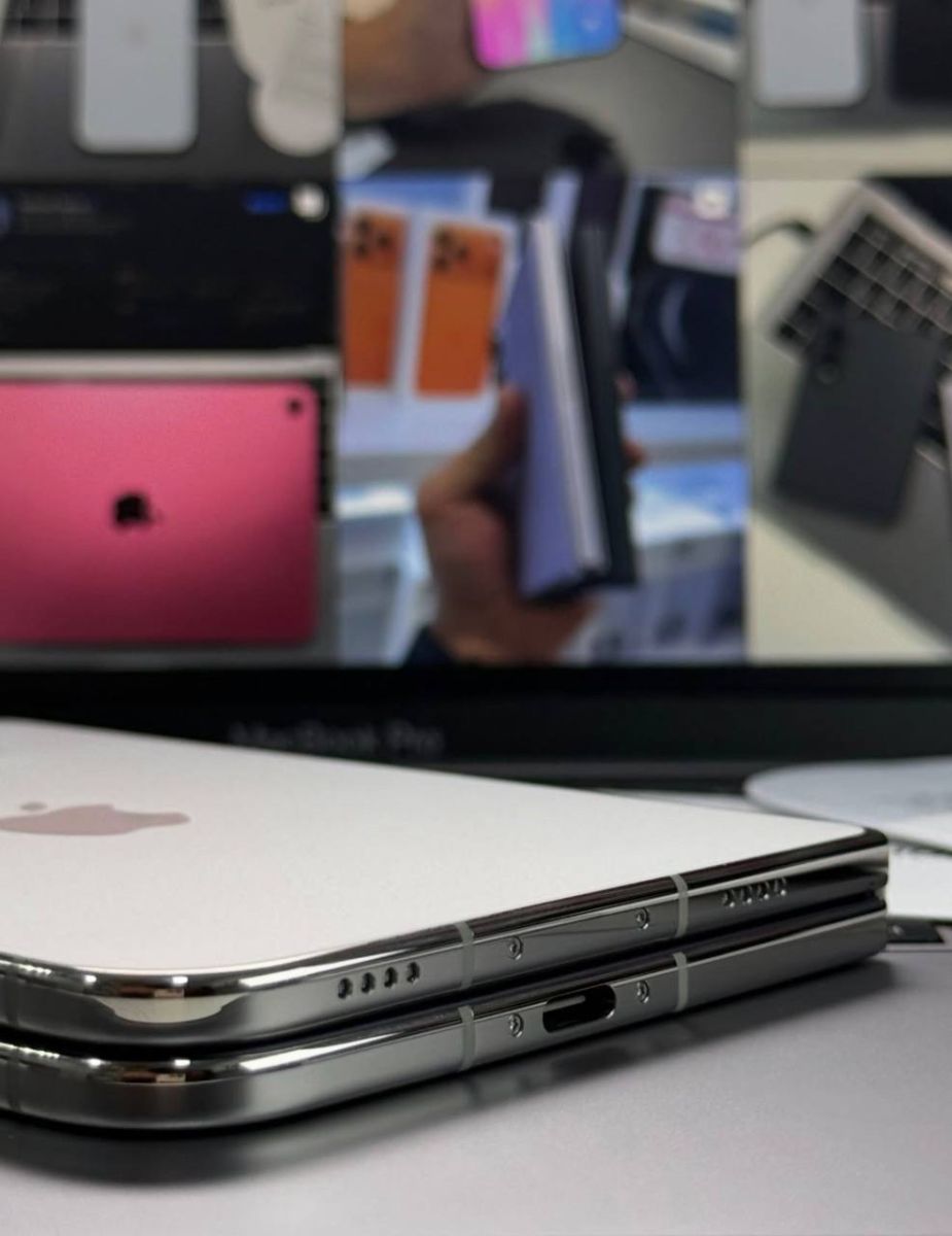 Cạnh bản lề và cổng kết nối khi cận cảnh iPhone Duo tại Táo US