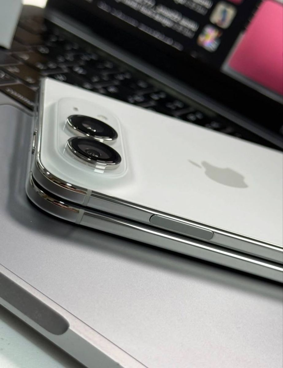 Mặt lưng trắng của iPhone Duo trong ảnh cận cảnh