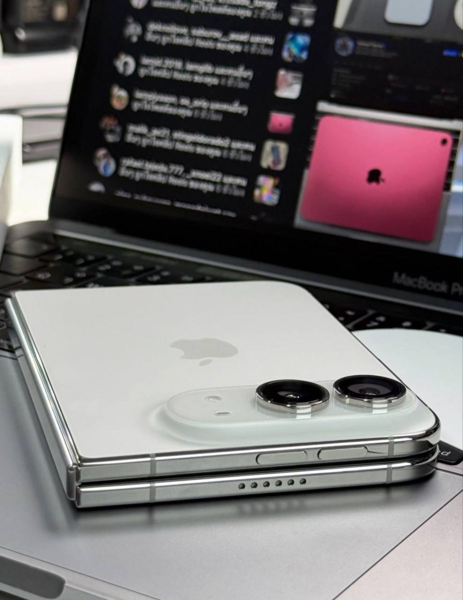iPhone Duo gập đặt cạnh MacBook khi cận cảnh iPhone Duo tại Táo US