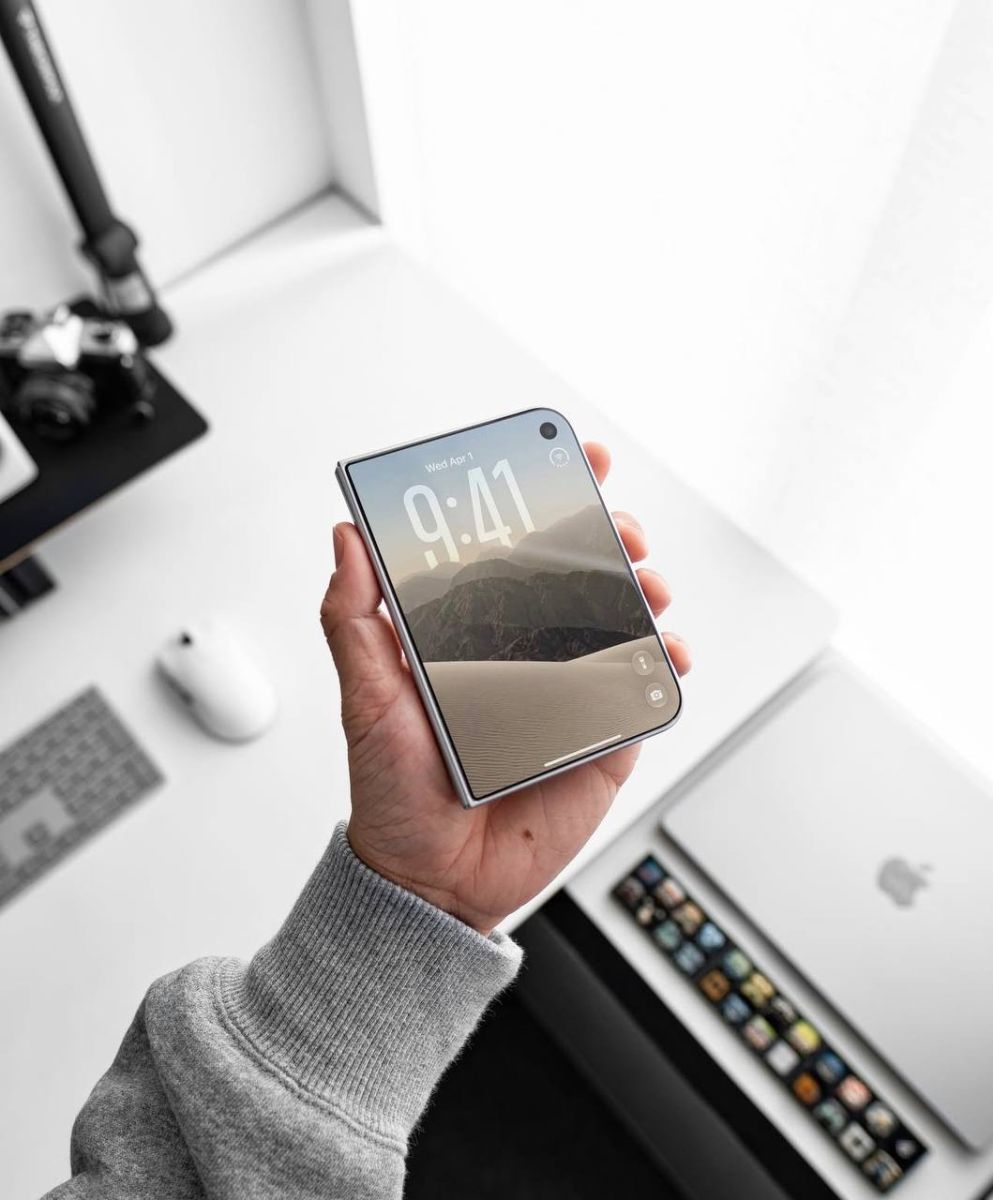 Cầm iPhone Duo khi mở ra, hiển thị đồng hồ
