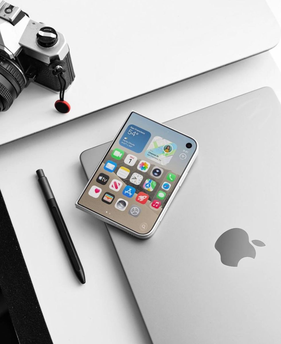 Giao diện iOS trên iPhone Duo đặt cạnh MacBook và máy ảnh